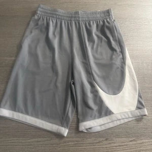 NIKE Dri-FIT Boys Training Basketball Shorts Size XL Gray Pockets Drawstring - Picture 1 of 8