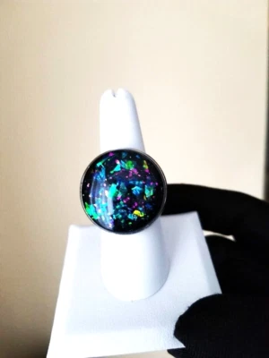 Anillo de ópalo enorme anillo de ópalo de resina de fuego de pavo real de 25 mm en banda de acero inoxidable sólido Foto 1 de 4