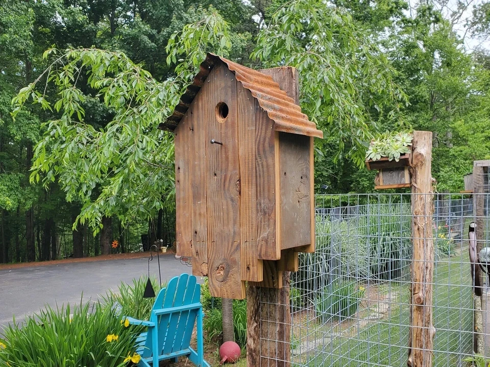 Gran pajarera rústica con marco en A para colgar en la pared de madera de granero para decoración del hogar y el jardín Foto 1 de 4