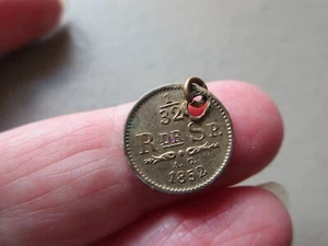 RARO ANTIGUO REY OSCAR NORWAY MONEDA 1852 CON AGUJERO PEQUEÑO LLAVERO PULSERA COLGANTE - Imagen 1 de 3