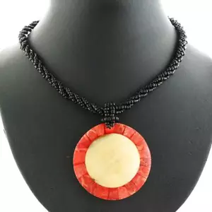 "Collar redondo rojo madre perla colgante de coral, 2 1/16" - Imagen 1 de 4