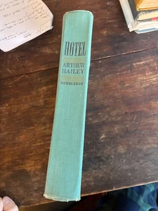 1965  Arthur Haley HOTEL Suspense Novel Assumed First Edition H/C - Foto 1 di 8