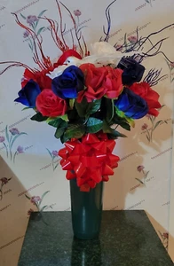 Arreglo floral patriótico de cementerio de rosas rojas, blancas y azules en cono grande - Imagen 1 de 11