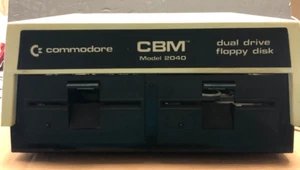 Unidad de disquete doble Commodore CBM 2040 / ENCIENDE / SE VENDE COMO ESTÁ - Imagen 1 de 9