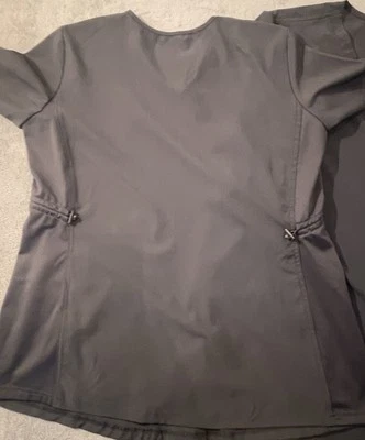 Med Couture 孕妇磨砂上衣套装:1 中号和 1 大号 V 领灰色锡纸两件上衣 — 第 1/4 张图片