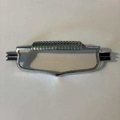 De colección 1951-52 Buick Roadmaster Cromo Capucha Emblema Carcasa Bisel Parte 1342622 Foto 1 de 4