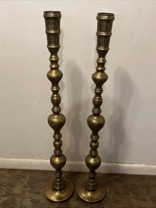Zwei passende Vintage große geätzte Messing Boden Kerzenständer Kerzenhalter - 38,5" - Bild 1 von 10