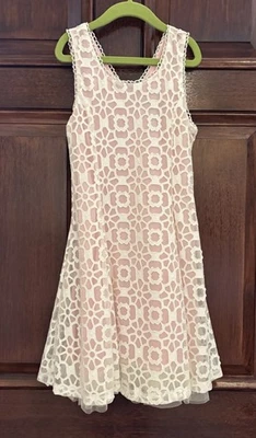 Elisa B. Vestido feminino tamanho 14 couro branco sintético sobreposição floral e rosa por baixo - Imagem 1 de 4