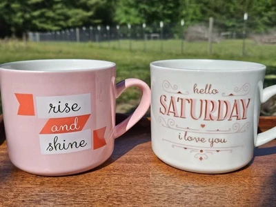 Conjunto de canecas de grés rosa e branco Opalhouse - Hello Saturday & Rise and Shine - Imagem 1 de 4