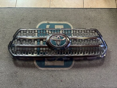 2016-2019 TOYOTA TACOMA GRILLE ASSEMBLY OEM UPPER FRONT CHROME GRILL 53114-04160 - Image 1 of 4