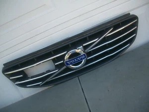 REJILLA VOLVO CON EMBLEMA DAÑADO OEM - Imagen 1 de 11