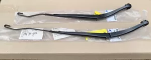 VT VU VX VY VZ COMMODORE CALAIS S SV6 SS Z FRONT WIPER ARMS LH & RH PAIR GM NEW - Picture 1 of 2