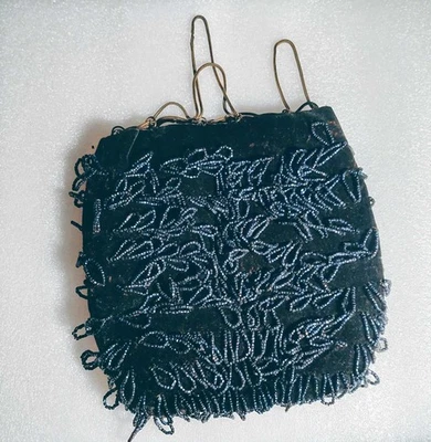 BOLSO ESTILO ALETA CUENTAS SEMILLA NEGRO CON CUERPO DE TELA FAILLE Foto 1 de 2