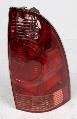 Lâmpada traseira incandescente direita Toyota Tacoma fabricante de equipamento original 81550-04150 - Lente lascada - Imagem 1 de 4