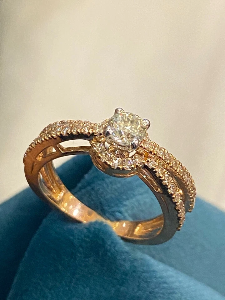 Anillo solitario de boda pavé de diamantes de corte brillante redondo de 0,90 quilates en oro de 18 quilates Foto 1 de 1