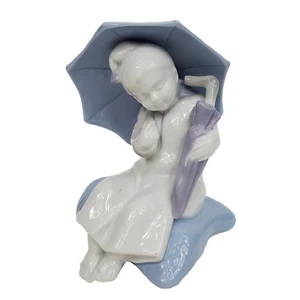 Statuina Giappone vintage porcellana ragazza in camicia da notte doppio ombrello blu e bianco - Foto 1 di 12