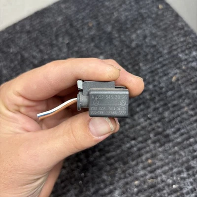 Conector de cableado de bomba de agua A0525453826 05-11 Mercedes Benz W164 ML350 ML500 Foto 1 de 4