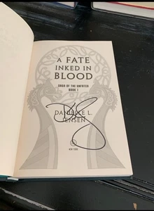 A fate inked in blood by Danielle Jensen Signed it’s probably Smut 1st/1st Edit - Foto 1 di 9