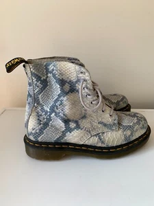 Dr Doc Martens 1460 Pascal Snake Skin Blue Grey Leather Boots 8 Hole - Size Uk 7 - Picture 1 of 14