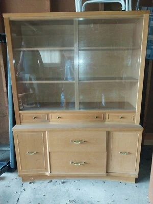 Gabinete de puertas de vidrio vintage moderno de mediados de siglo con puertas de exhibición de China rubia Foto 1 de 3