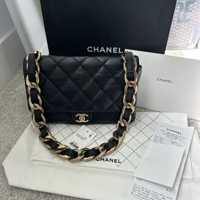 Auténtico Bolso Chanel Negro Acolchado Piel de Cordero Grande Solapa Edición Funky Town Foto 1 de 4