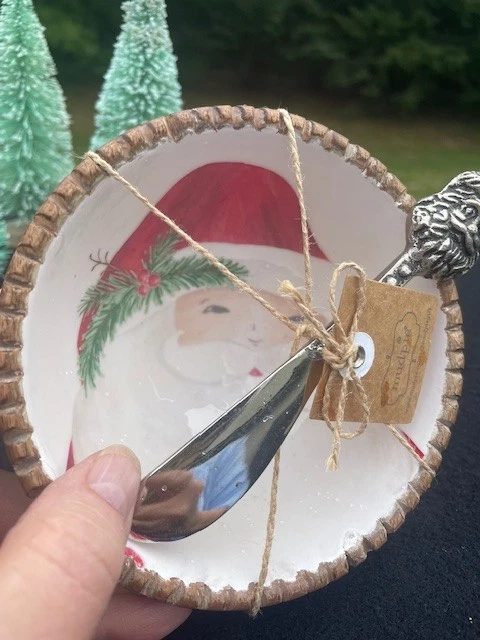 Torta de lama tigela de madeira rústica com espalhador de faca Papai Noel dentro Novo com etiquetas 5x3" - Imagem 1 de 4