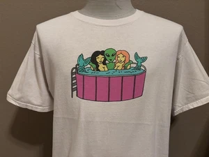 Camiseta de alab vintage de los años 2000 Alien And Mermaids In Hot Tub Beach Party L - Imagen 1 de 7