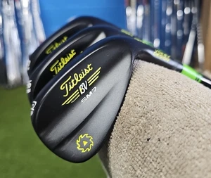 JUEGO DE 3 CUÑAS VOKEY SM7 NITRURO NEGRO 52-56-60 LOMO ALINEADO NUEVO NEGRO KBS TOUR - Imagen 1 de 10