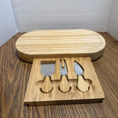 Tabla de queso de bambú natural y bandeja para charcutería, 14” x 8” con cuchillos para queso Foto 1 de 4