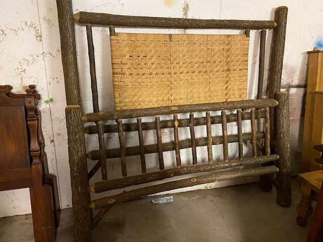 Cama de tamaño completo vintage de tronco rústico de nogal americano  Foto 1 de 4