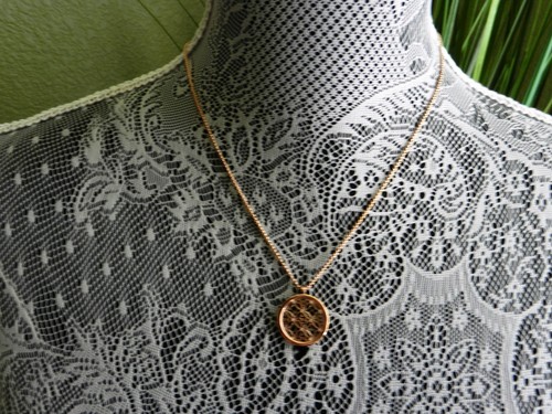Collana Ciondolo Disco Monogramma Michael Kors Heritage Rosegoldt Heritage Prezzo al dettaglio al dettaglio $115