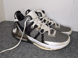 Nike Lebron Witness VII bianco/argento metallizzato-nero DM1123-100 donna taglia 9 - Foto 1 di 10