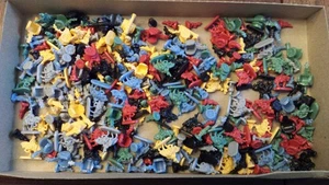 Plastic army counters from 1998 RISK game -unsorted, uncounted - Picture 1 of 1