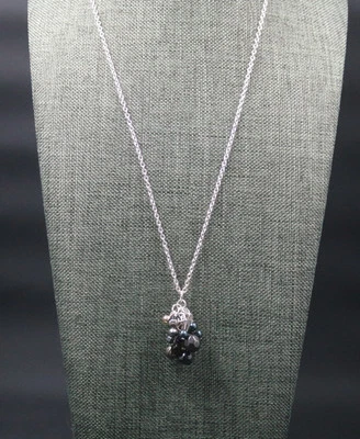 Collar de cadena de plata con colgante de cuentas de racimo gris negro Foto 1 de 4