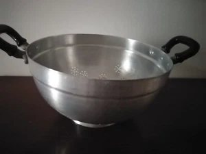 Colapasta in alluminio con manici in resina.Anni '40 .Buono stato.Originale - Foto 1 di 3