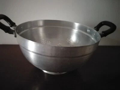 Colapasta in alluminio con manici in resina.Anni '40 .Buono stato.Originale - Immagine 1 di 3