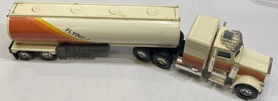 Semirremolque cisterna Flying J Peterbilt 1992 ERTL #2832 escala 1:25 hecho en EE. UU. Foto 1 de 4