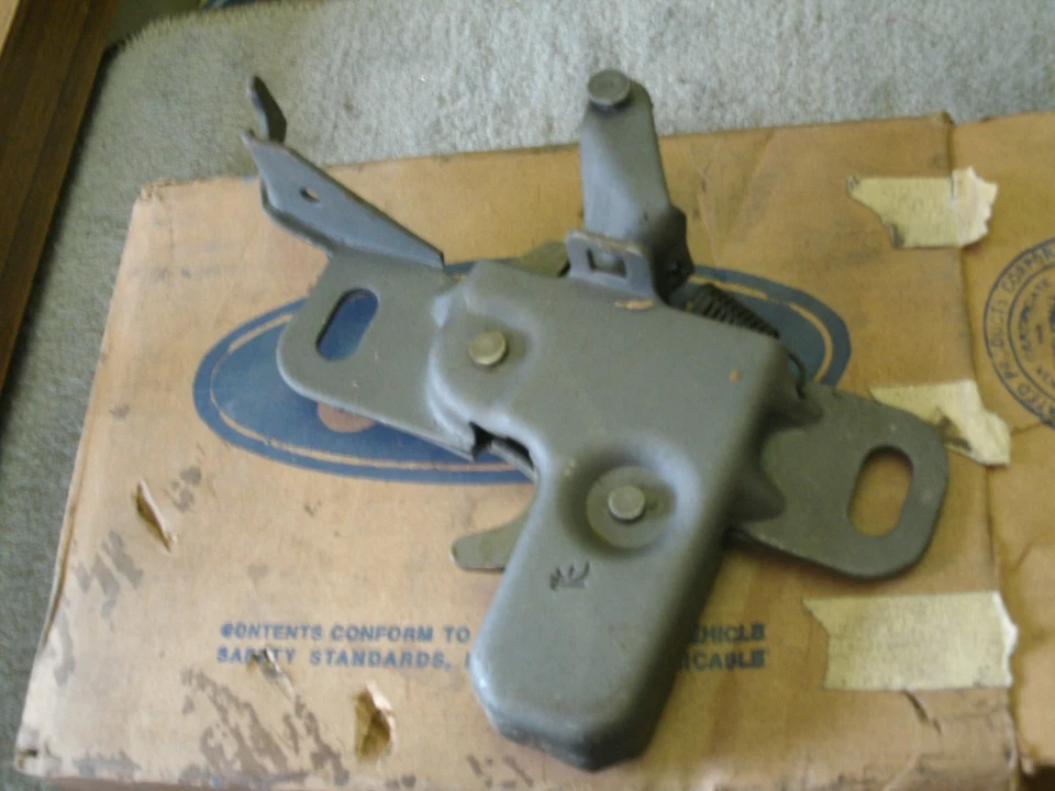 Nuevo de Lote Antiguo 1974 1975 1976 1977 1978 Ford Mustang II COBRA II MONTAJE DE PESTILLO DE CAPÓ Foto 1 de 1