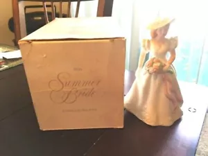 Statuina porcellana 6" dipinta a mano Avon Summer Bride 1988 vintage - Foto 1 di 1