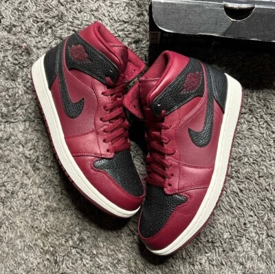 Talla 9.5 - Air Jordan 1 Mid Team Rojo Negro  Foto 1 de 4
