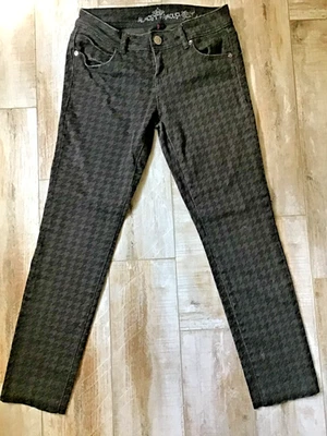 Pantalones de mezclilla ajustados negros de pata de gallo Almost Famous para mujer talla 9 Foto 1 de 4