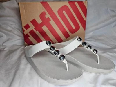 NUEVO EN CAJA SANDALIA FITFLOP MUJER TALLA 10 ROLA BLANCA Y PLATEADA CON CUENTAS SIN CORDONES ~ ENVÍO Y DEVOLUCIÓN GRATIS EN EE. UU. Foto 1 de 4