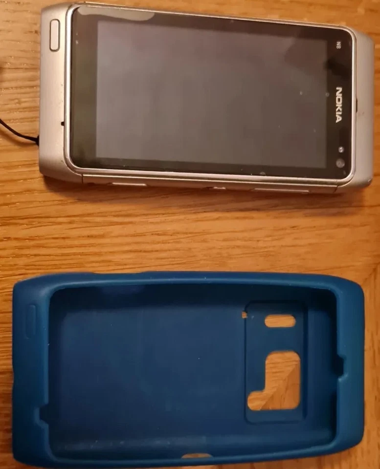 Nokia N8 color argento usato - con Cover ,   tutti gli accessori come nuovi  - Immagine 1 di 4