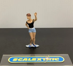 Vintage Style GIRL in SHORTS STANDING FIGURE 1.32 Scale SCALEXTRIC AIRFIX FLY+ - Picture 1 of 2