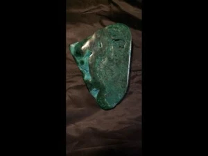 Polierte flache Malachit-Freiform mit etwas Chrysocolla von Kolowezi - Bild 1 von 6