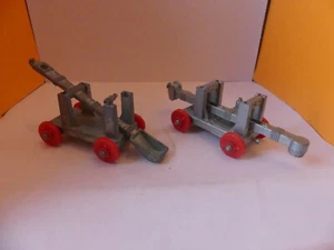 JOUET ANCIEN LONE STAR MOYEN AGE CATAPULTE ET BELIER  LONGUEUR 10 CM - Imagen 1 de 2