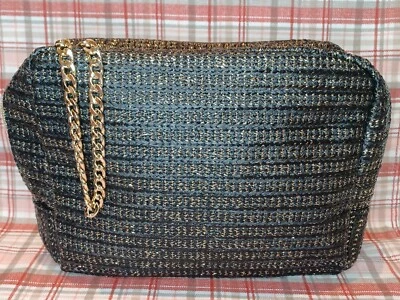 Bolsa de maquiagem Tarte Chic e elegante preta e dourada com zíper corrente de elos  - Imagem 1 de 4