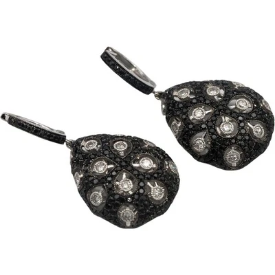Pendientes colgantes redondos de oro blanco de 14k con racimo de diamantes blancos y negros de 1,0 quilates Foto 1 de 4