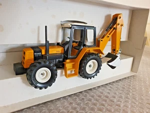 A BOXED SIKU RENAULT 145-14 TRACTOR DIGGER 1:32 SCALE - Picture 1 of 4