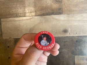 Prendedor Rich Gedman De Colección 1990 Pinback MLB Gorra de Béisbol Gorra Botón Foto Medias Rojas - Imagen 1 de 3